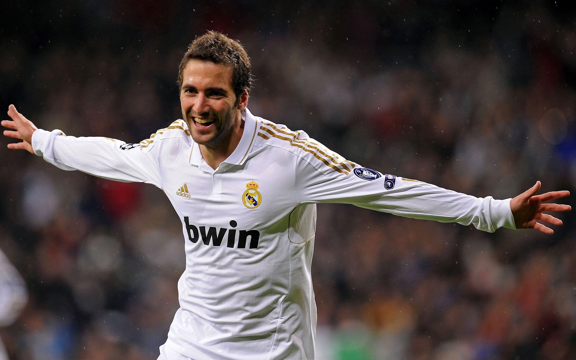 赛道与球场的双重奏，F1街道赛焦点战与广东队的防守艺术