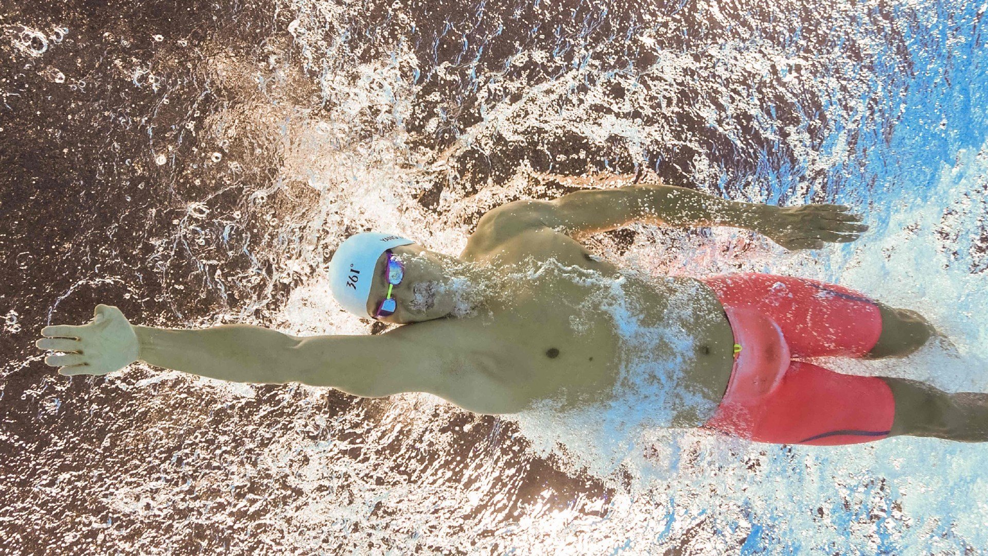 贝林厄姆的加冕之夜，波兰铁骑翻盘比利亚雷亚尔，欧冠半决赛迎来新王